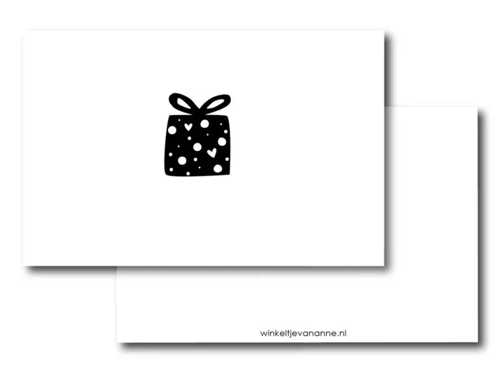 Cadeaukaartje met zwart cadeautje vol stipjes en hartjes op wit karton, verkrijgbaar bij Liefs en Lintjes.
