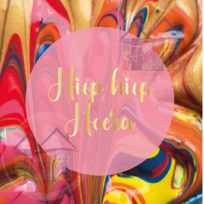 Vierkant cadeaukaartje met kleurrijke kunstachtergrond en goudfolie tekst Hiep hiep Hoera, ontworpen door Ariana House of Cards, verkrijgbaar bij Liefs en Lintjes.