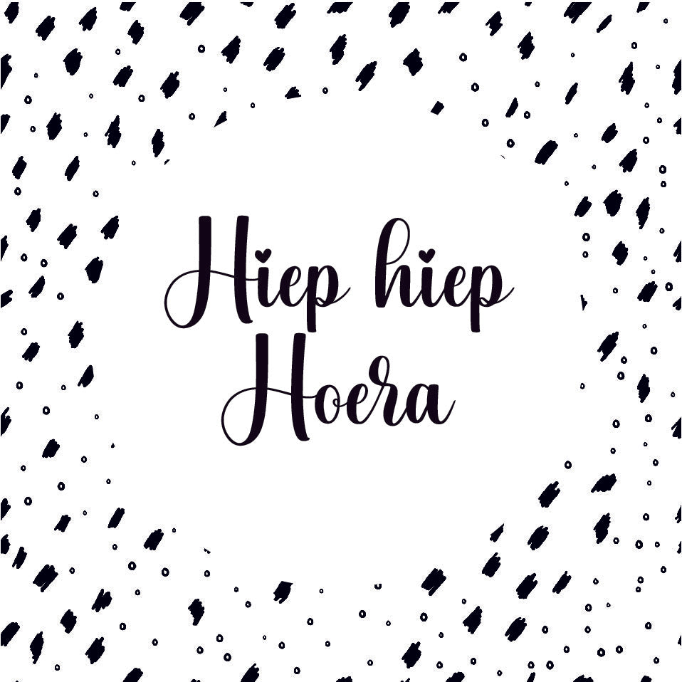Vierkant cadeaukaartje met zwart-wit feestelijke print en tekst Hiep Hiep Hoera, verkrijgbaar bij Liefs en Lintjes.