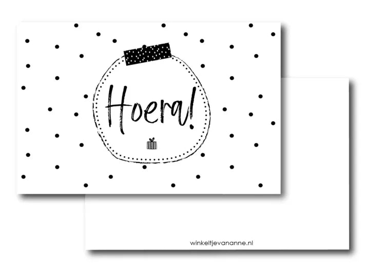 Cadeaukaartje met zwarte stipjes, de tekst Hoera! en een klein cadeautje, verkrijgbaar bij Liefs en Lintjes.