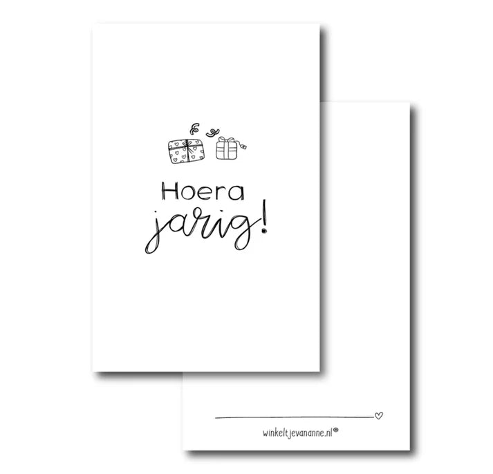 Cadeaukaartje met zwart-witte cadeautjes en tekst Hoera jarig! op wit karton, verkrijgbaar bij Liefs en Lintjes.
