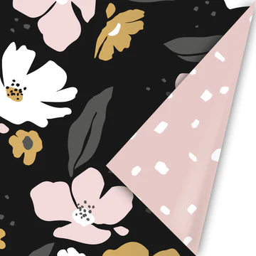 Cadeaupapier Fresh Flowers Black met bloemen in pastelkleuren op zwarte achtergrond, met roze stippen aan de binnenzijde – 50 cm breed, 3 meter lang.