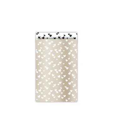 Cadeauzakje maat M (12x19 cm) met Solo Hearts patroon in champagne met witte hartjes en zwart-witte binnenzijde – Liefs en Lintjes