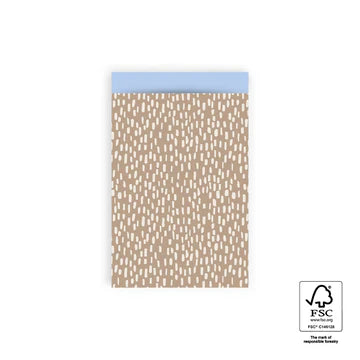 Cadeauzakje maat M (12x19 cm) met beige langwerpige stippen op taupe achtergrond en lichtblauwe binnenzijde – Liefs en Lintjes