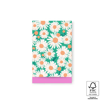 Cadeauzakje maat M (12x19 cm) met Sunny Daisies patroon in wit en oranje op groen, met roze bovenrand – Liefs en Lintjes