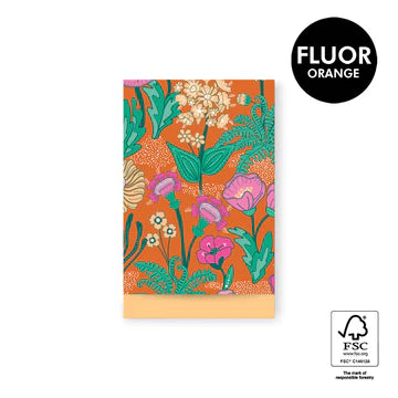 Cadeauzakje maat M (12x19 cm) met bloemenprint in felle kleuren op oranje achtergrond met fluoraccenten – Liefs en Lintjes