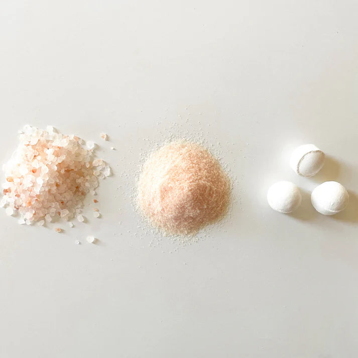 Detailfoto van badzout, bodyscrub en badballen uit de Giftbox Moment Voor Jezelf - Liefs en Lintjes