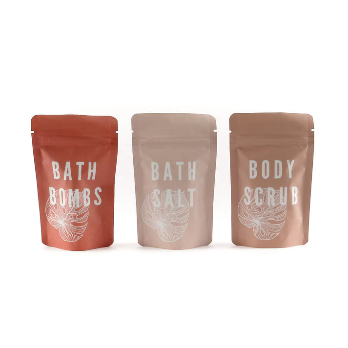 Verpakkingen van bath bombs, bath salt en body scrub uit de Giftbox Moment Voor Jezelf - Liefs en Lintjes
