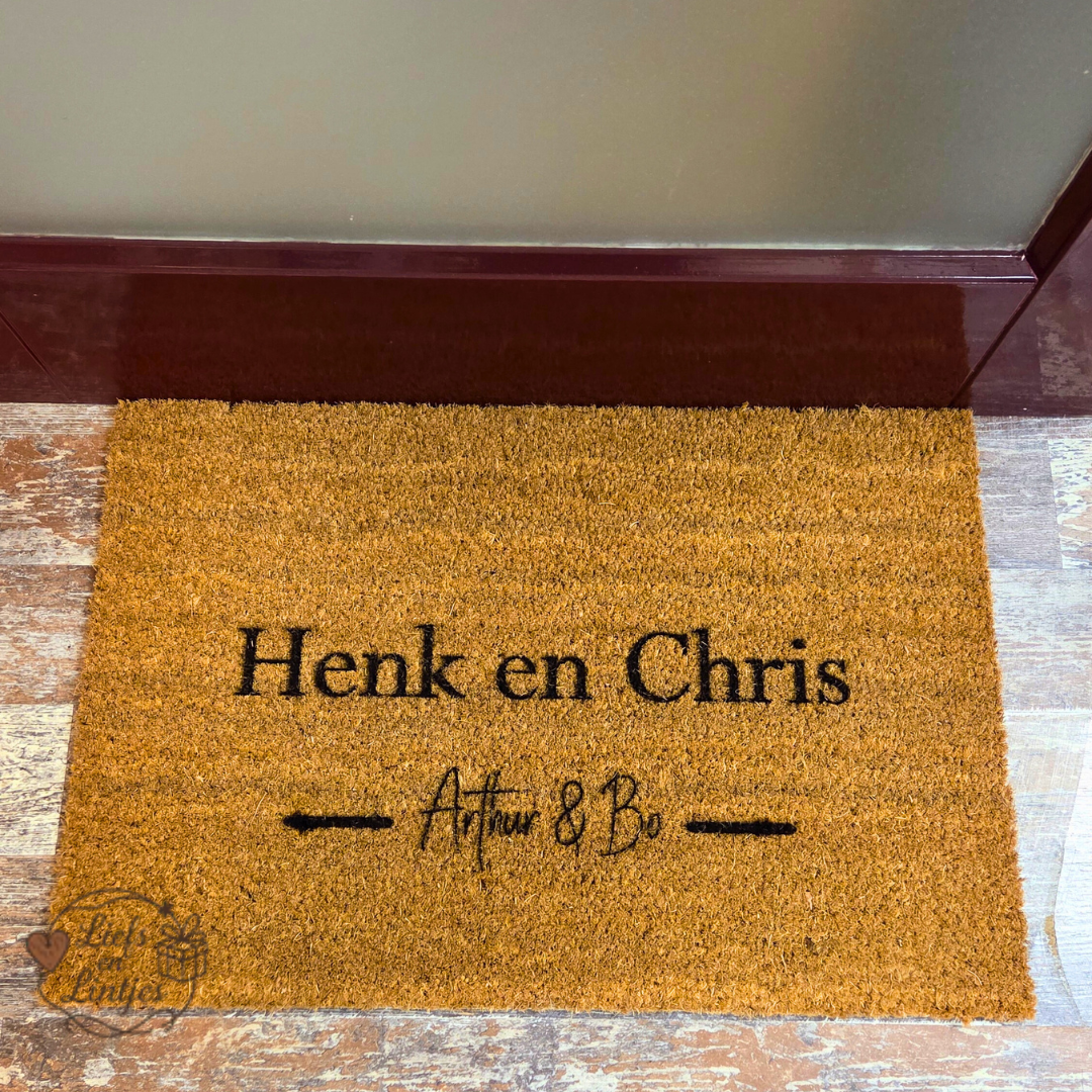 Gepersonaliseerde kokos deurmat met naam of meerdere namen – Liefs en Lintjes