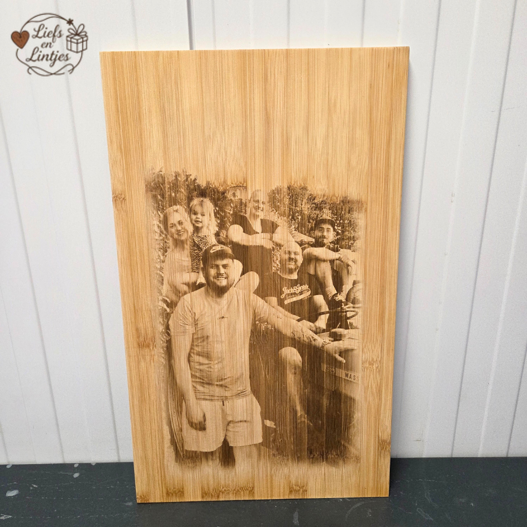 Snijplank van bamboe met ingegraveerde familiefoto, gepersonaliseerd cadeau – Liefs en Lintjes