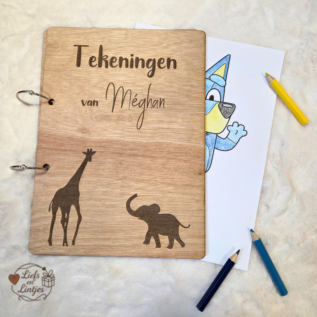 Gepersonaliseerde houten bewaarmap met naam en dierenillustraties – perfect voor kindertekeningen | Liefs en Lintjes