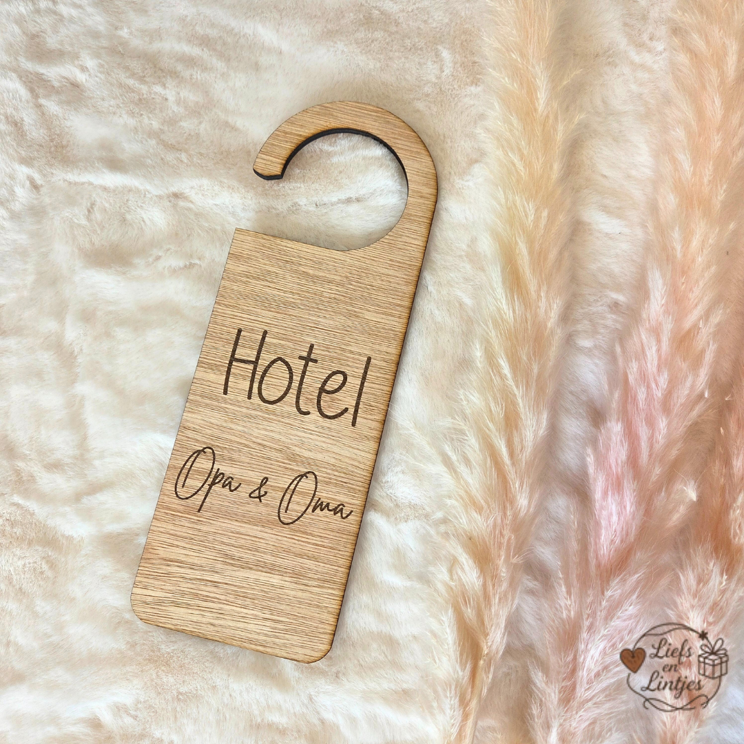 Gepersonaliseerde houten deurhanger met tekst “Hotel Opa & Oma” – Liefs en Lintjes