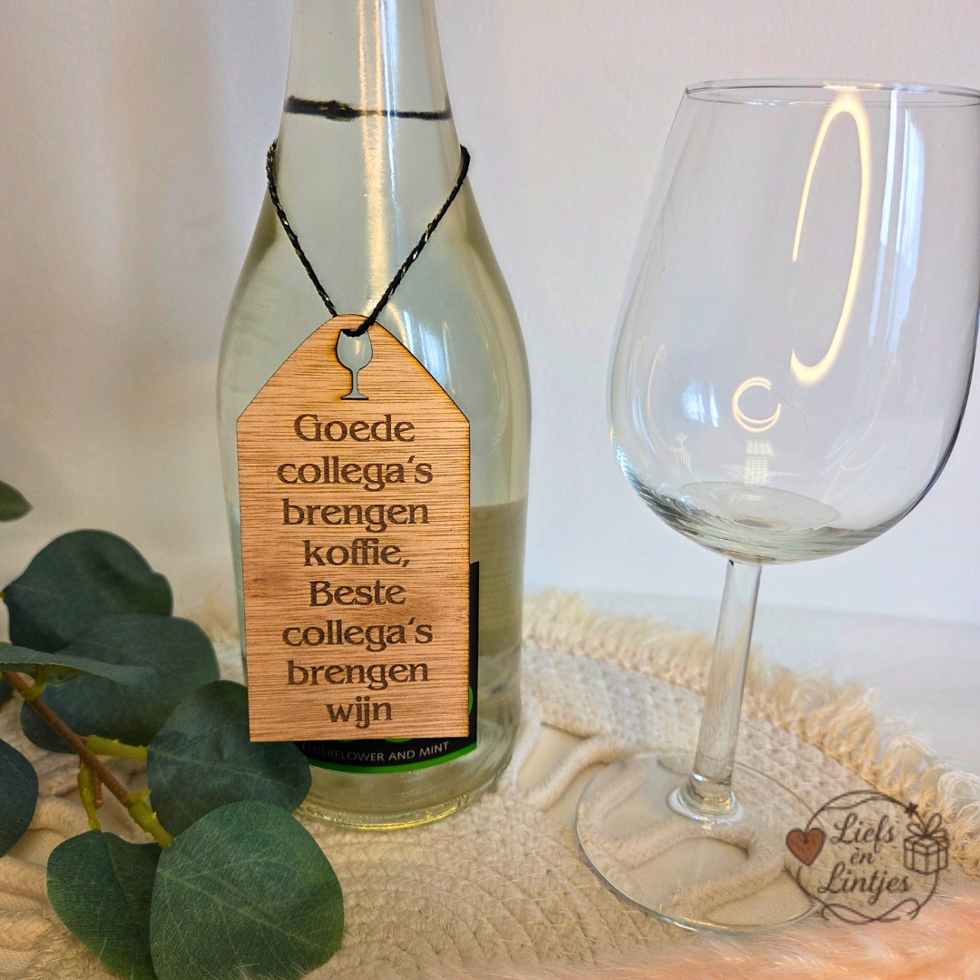 Houten wijnlabel voor collega cadeau met tekst Goede collega's brengen koffie – Liefs en Lintjes
