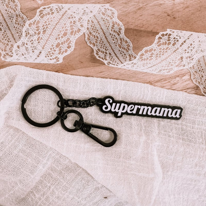 Zwarte sleutelhanger Supermama van mat metaal – Liefs en Lintjes 💖🔑