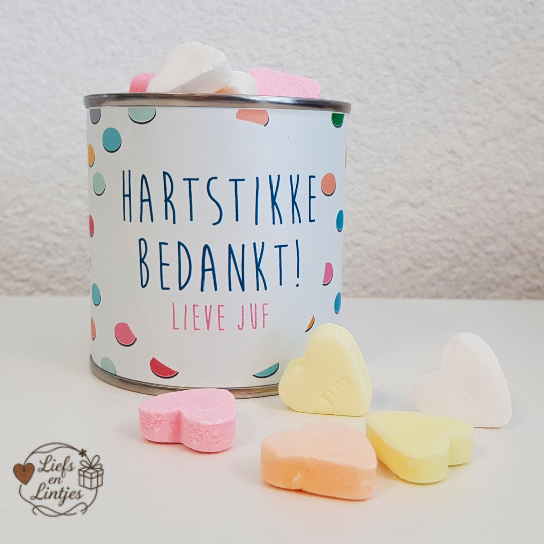 Snoepblik met tekst “Hartstikke bedankt lieve juf of meester” en hartvormige snoepjes – Liefs en Lintjes