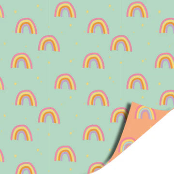 Cadeaupapier met regenbogen en sterretjes op mintgroene achtergrond, zalmroze binnenzijde – dubbelzijdig papier van 2 meter, perfect voor kindercadeaus.


