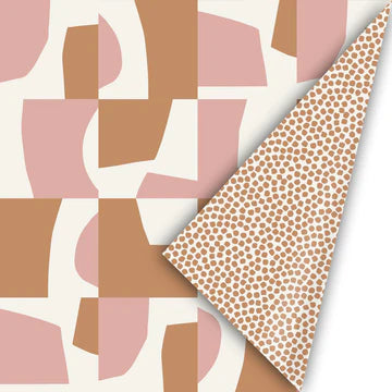 Cadeaupapier met abstract tegelpatroon in roze en bruintinten op lichte achtergrond – moderne uitstraling met stippenprint aan de binnenzijde.