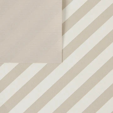 Cadeaupapier met diagonale strepen in zand- en beigetinten, 30 cm breed en 2 meter lang – stijlvol en minimalistisch voor elke gelegenheid.