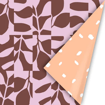 Cadeaupapier met abstract botanisch patroon in bruin op paars, met zalmroze stippenprint aan de binnenzijde – 50 cm breed, 3 meter lang.