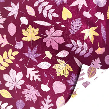 Cadeaupapier Autumn Leaves Mauve met herfstbladeren in paars en goud, met een effen witte binnenzijde – 50 cm breed, 2 meter lang.
