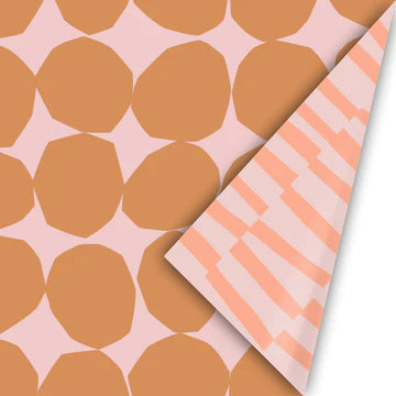 Cadeaupapier Extra Sculpted Dots in roest/roze met grote stippen op roze achtergrond, met roest strepen aan de binnenzijde – 50 cm breed, 3 meter lang, dubbelzijdig.