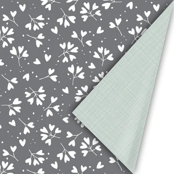 Cadeaupapier Falling in Love met hartjes en bloemen in wit op grijze achtergrond, met mintgroene binnenzijde – 50 cm breed, 3 meter lang.