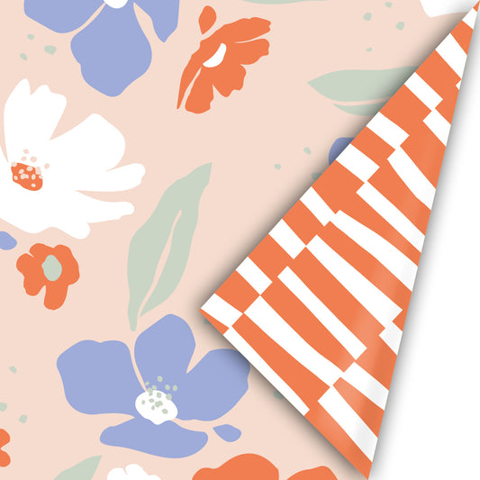 Cadeaupapier met bloemen in oranje, blauw en groen op perzikkleurige achtergrond, met oranje streepjes binnenzijde – 50 cm breed, 2 meter lang.
