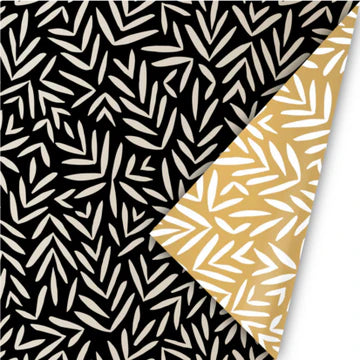 Cadeaupapier Into The Woods Black/Gold met geometrische bladeren op zwart en gouden binnenzijde – 50 cm breed, 3 meter lang, dubbelzijdig.