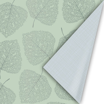 Cadeaupapier Skeleton Leaves Cool met lichtgroene bladeren op een groene achtergrond, met blauwe binnenzijde – 50 cm breed, 3 meter lang, dubbelzijdig.