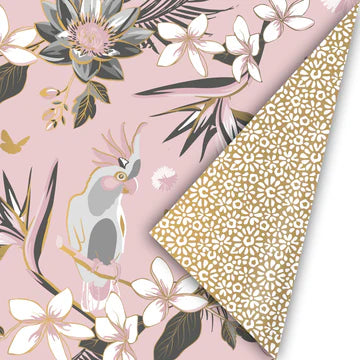 Cadeaupapier Tropical Garden met tropische bloemen en papegaai op roze achtergrond, met gouden bloemenpatroon aan de binnenzijde – 50 cm breed, 3 meter lang.