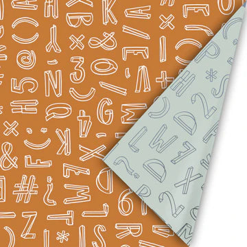 Cadeaupapier Typo Graphic Rust/Grey met roestkleurige achtergrond en grijze grafische letters en cijfers – 50 cm breed, 3 meter lang.