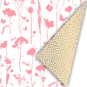 Cadeaupapier Wildflowers Pink/Gold met roze bloemenpatroon op witte achtergrond, met gouden stippen aan de binnenzijde – 50 cm breed, 3 meter lang, dubbelzijdig.