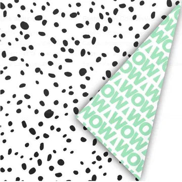 Cadeaupapier Wow Dots met zwarte stipjes op witte achtergrond, met mintgroene WOW-print aan de binnenzijde – 50 cm breed, 3 meter lang, dubbelzijdig.