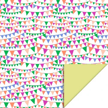 Cadeaupapier 70 cm – Vlaggetjes Multikleur/Geel met feestelijk vlaggenpatroon en gele achterkant – Liefs en Lintjes