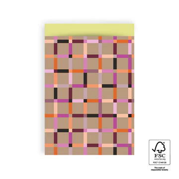 Cadeauzakje maat L (17x25 cm) met modern ruitjespatroon in taupe en roze – Liefs en Lintjes