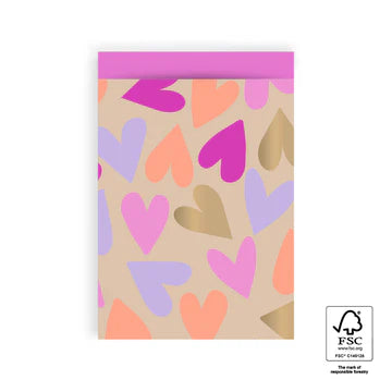 Cadeauzakje maat L (17x25 cm) met grote roze, paarse en gouden harten op zandkleurige achtergrond – Liefs en Lintjes
