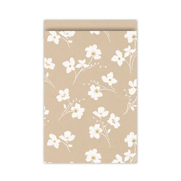 Cadeauzakje maat L (17x25 cm) met bloemenpatroon op kraftkleurig papier en witte sluiting – Liefs en Lintjes