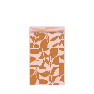 Cadeauzakje maat M (12x19 cm) met abstract botanisch patroon in roestbruin op roze achtergrond – Liefs en Lintjes