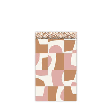 Cadeauzakje maat M (12x19 cm) met Abstract Tiles patroon in naturel tinten roze, bruin en crème – Liefs en Lintjes