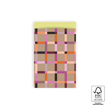 Cadeauzakje maat M (12x19 cm) met Art Lines patroon in taupe – Liefs en Lintjes
