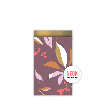 Cadeauzakje maat M (12x19 cm) met herfstbladmotief in warme kleuren en neonaccenten op bessenpaarse achtergrond – Liefs en Lintjes