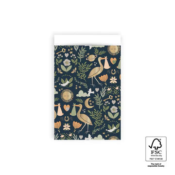 Cadeauzakje maat M (12x19 cm) met babyprint in folklore stijl op donkerblauwe achtergrond – Liefs en Lintjes