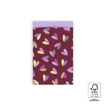 Cadeauzakje maat M (12x19 cm) met Duo Hearts patroon in roze, geel en paars op een bietenrode achtergrond – Liefs en Lintjes