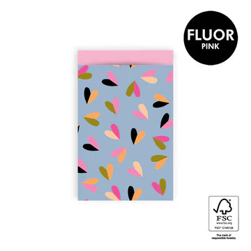 Cadeauzakje maat M (12x19 cm) met Duo Hearts patroon in felle kleuren op een blauwe achtergrond – Liefs en Lintjes