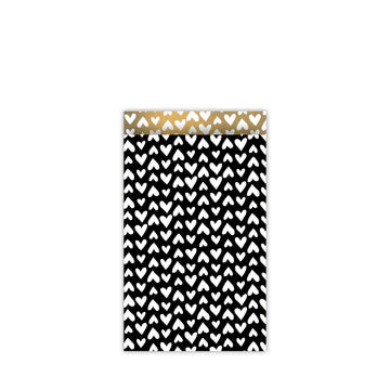 Cadeauzakje maat M (12x19 cm) met Ethnic Hearts patroon in zwart, wit en gouden accenten – Liefs en Lintjes