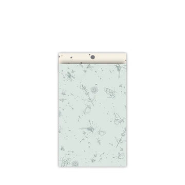 Cadeauzakje maat M (12x19 cm) met Flying Fortune patroon van bloemen, vlinders en libellen in mintgrijs – Liefs en Lintjes