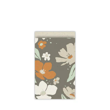 Cadeauzakje maat M (12x19 cm) van grasspaper met Fresh Flowers print in groen/grijs, oranje en wit – Liefs en Lintjes