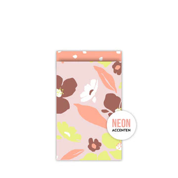 Cadeauzakje maat M (12x19 cm) met Fresh Flowers patroon in roze, bruin, wit en neon geelgroen – Liefs en Lintjes
