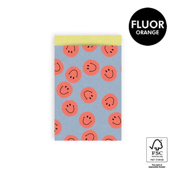 Cadeauzakje maat M (12x19 cm) met Happy Smiles patroon van oranje smileys op blauwe achtergrond – Liefs en Lintjes