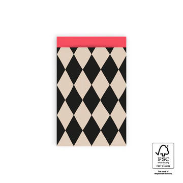 Cadeauzakje maat M (12x19 cm) met harlekijnruitpatroon in zwart en beige met felroze bovenrand – Liefs en Lintjes